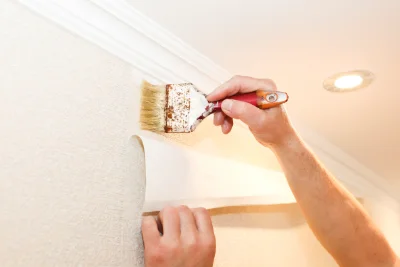 Pose de papier peint au Quiou — revêtements muraux et toiles de verre